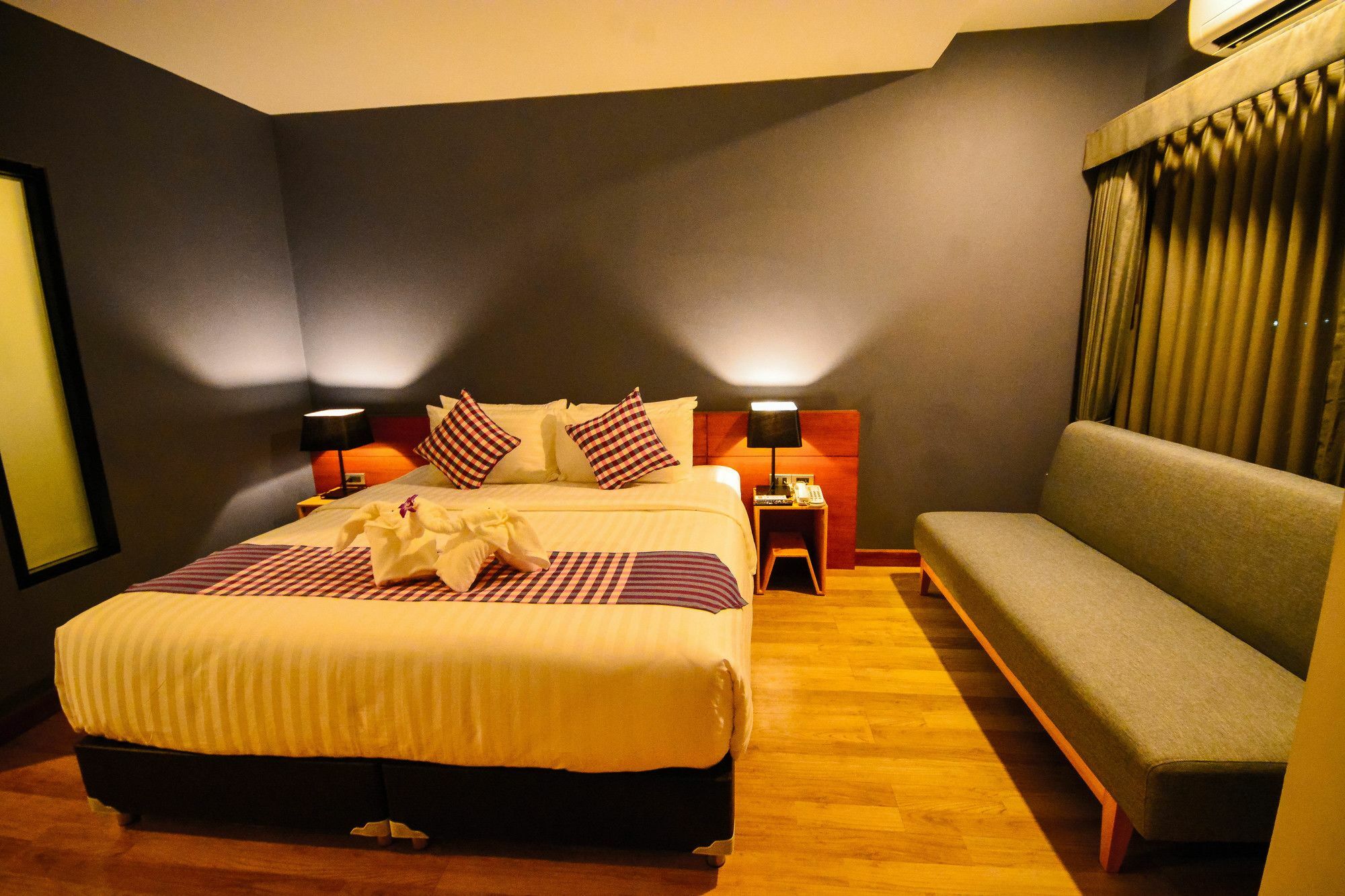 Comet Hotel Surat Thani Exterior foto