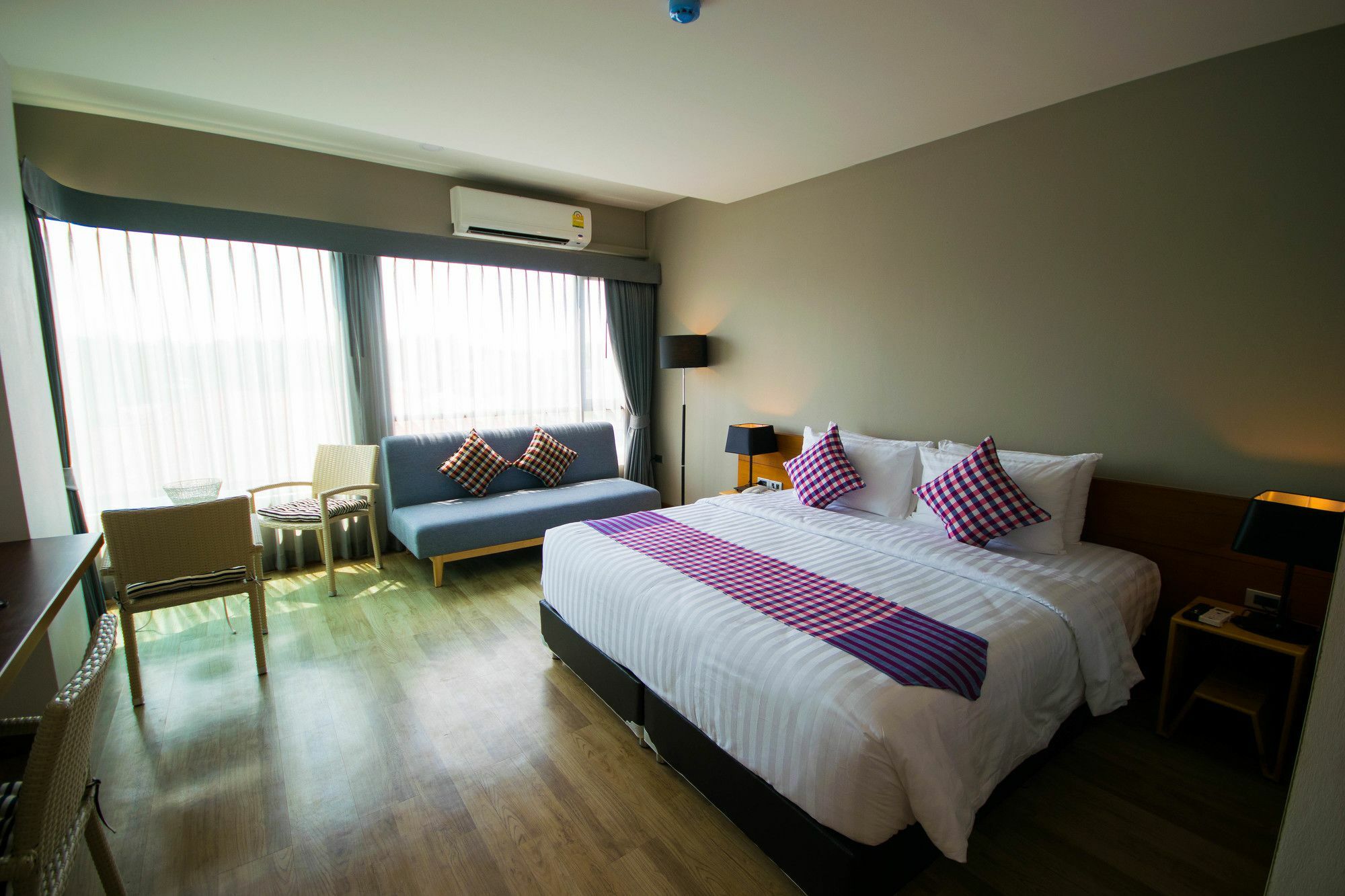 Comet Hotel Surat Thani Exterior foto