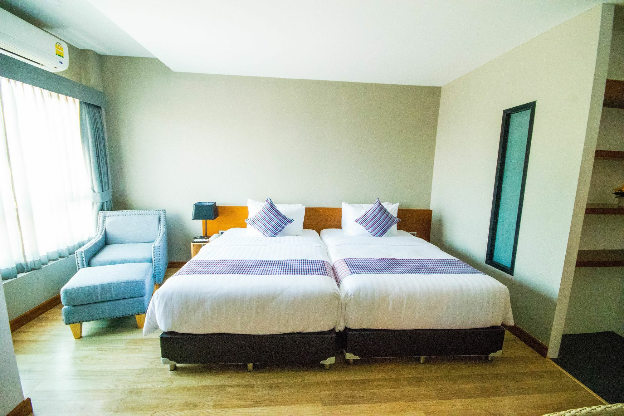 Comet Hotel Surat Thani Exterior foto