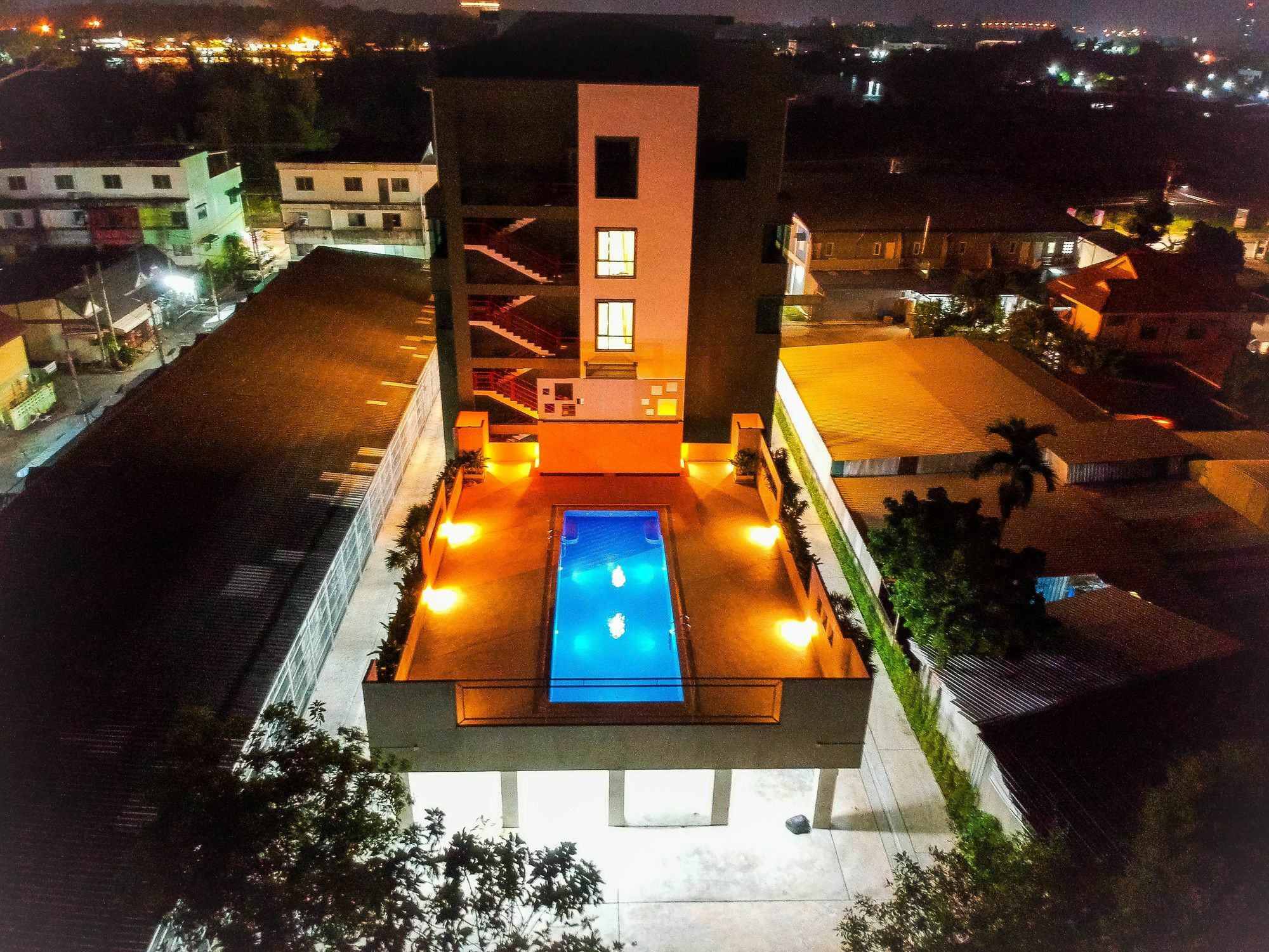 Comet Hotel Surat Thani Exterior foto